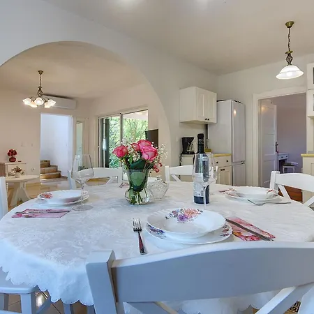 Villa Beautiful With A Pool And A Fenced Garden
