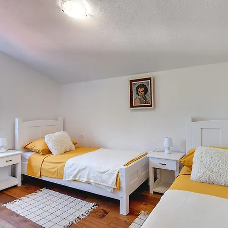 Beautiful With A Pool And A Fenced Garden *