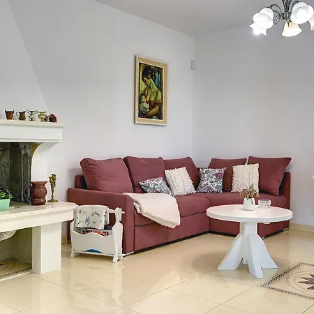 Beautiful With A Pool And A Fenced Garden Villa