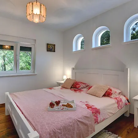 Beautiful With A Pool And A Fenced Garden Villa Medulin