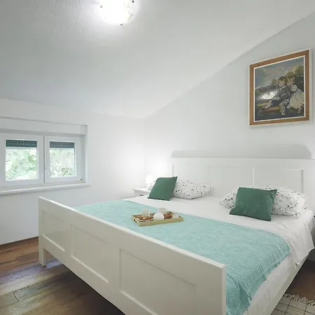 Beautiful With A Pool And A Fenced Garden Villa *