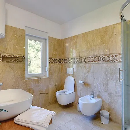Villa Beautiful With A Pool And A Fenced Garden Medulin