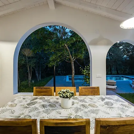 Beautiful With A Pool And A Fenced Garden Villa