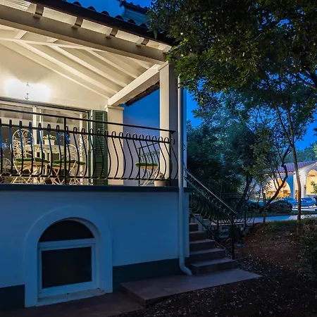 Beautiful With A Pool And A Fenced Garden Villa Medulin