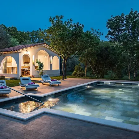 Beautiful With A Pool And A Fenced Garden Villa