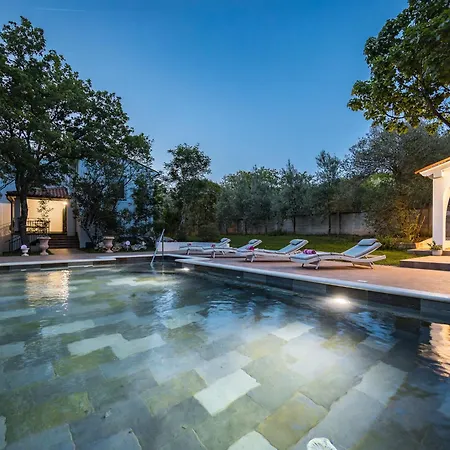Beautiful With A Pool And A Fenced Garden Villa