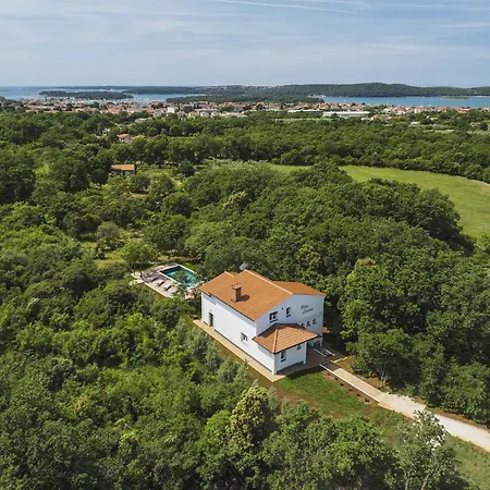 Villa Beautiful With A Pool And A Fenced Garden *